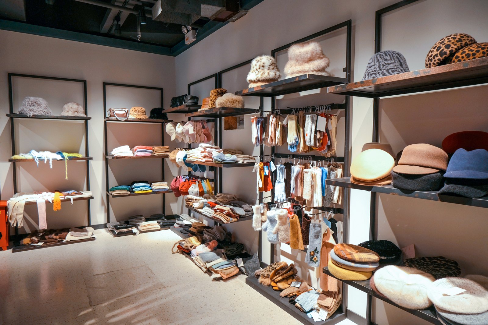 Hangzhou Shunlan showroom — seasonal accessory shelves